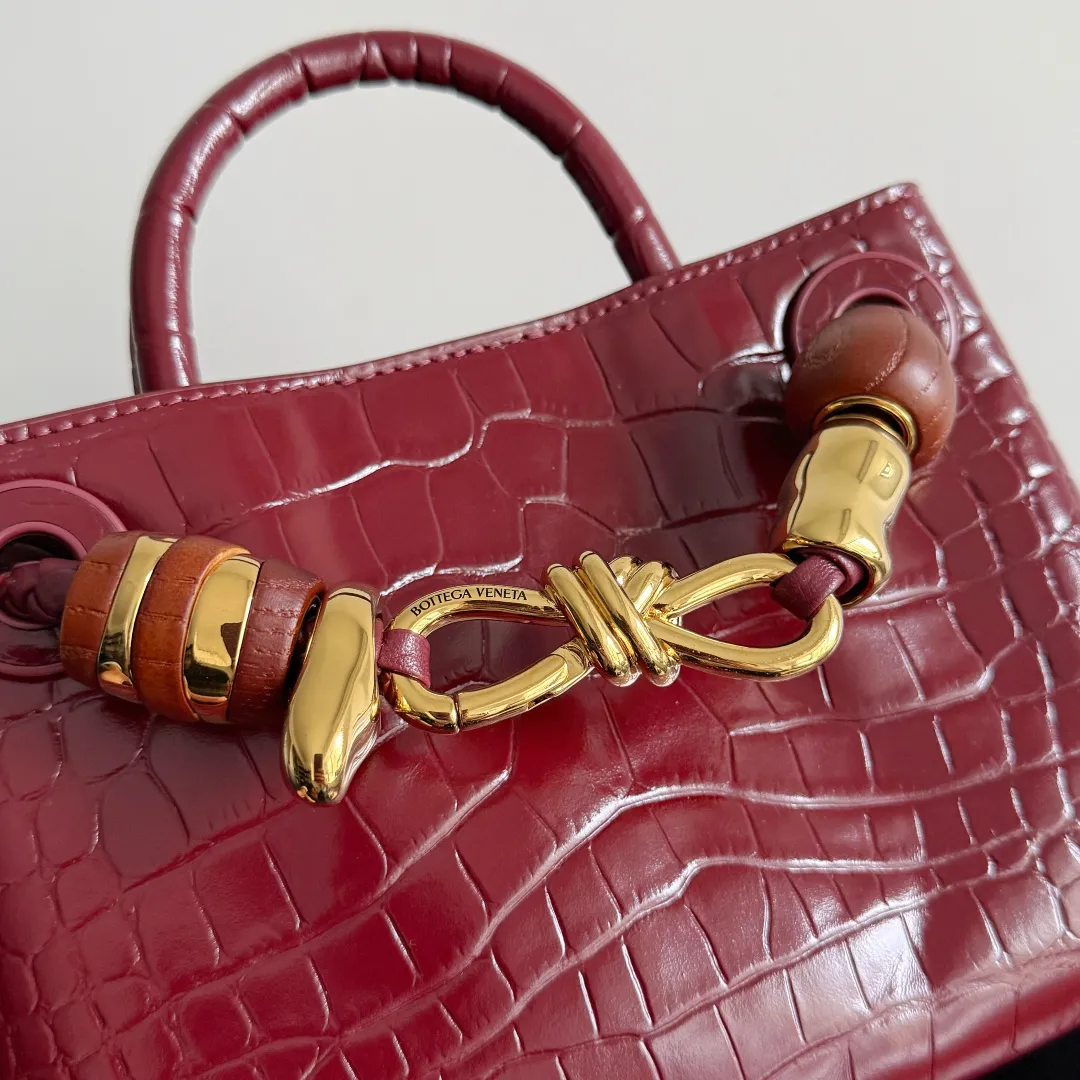 Batch 2880 BOTTEGA VENETA crocodile leather mini andiamo is paired with a four-piece oak hardware set, making the entire bag more layered. As a classic model of the BV family, each innovation brings different surprises to fans. There are three ways to carry it with different makeup. Crocodile skin is called the gold in leather and is famous for its top luxury and rarity. During use, the luster of the crocodile skin will not fade or fade with time. No matter how long it is used, it will still remain new. And because each crocodile skin is different, the effect of each crocodile leather bag is different. Style number: 777614+wood hardware Size: 22*15.5*9cm